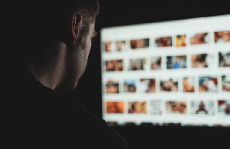 Ελεύθερος με περιοριστικούς όρους αφέθηκε 22χρονος που κατείχε υλικό παιδικής πορνογραφίας στη Θεσσαλονίκη