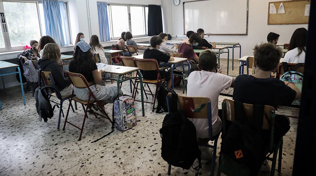Εκτός ελέγχου καθηγητής σε γυμνάσιο: Άρπαξε μαθητή από την μπλούζα και τον σώριασε στο θρανίο επειδή τον αποκάλεσε «μπρο»