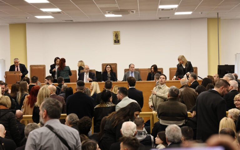 Δίκη για τα Τέμπη: Συνεχίζεται σήμερα με αυστηρά μέτρα, καθολικό έλεγχο και αλλαγές στην αίθουσα η ιστορική δίκη