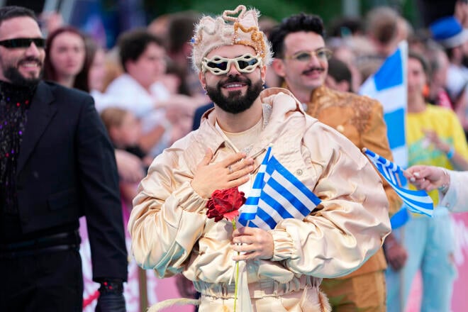 Eurovision 2026: Η εντυπωσιακή εμφάνιση του Ακύλα στο καθιερωμένο τιρκουάζ χαλί του μεγάλου μουσικού διαγωνισμού
