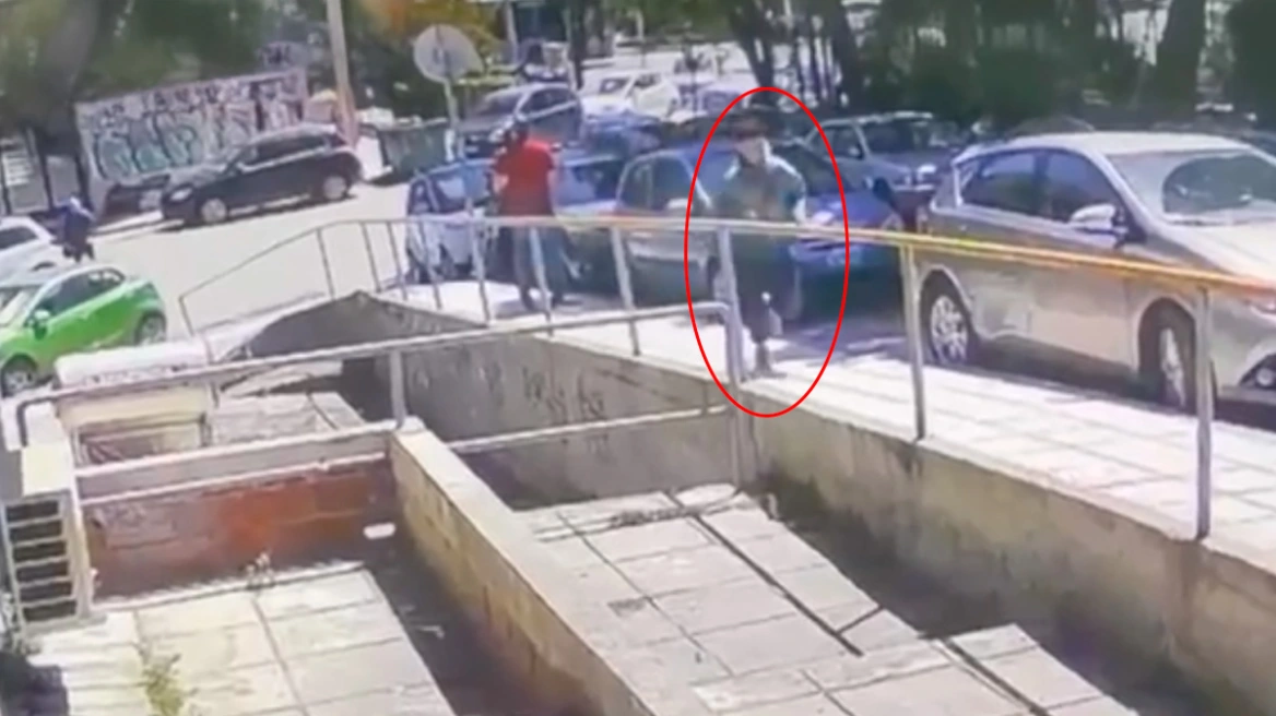 Η 52χρονη περιγράφει την άγρια επίθεση από τον 25χρονο Αιγύπτιο: «Χτυπούσε το κεφάλι μου και άρχισε να με πνίγει»